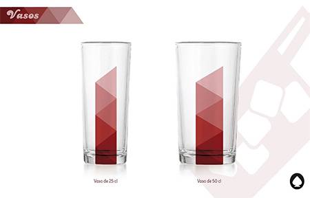 Comerse el mundo: Vasos del restaurante, en dos formatos. Franja vertical que es parte de la imagen de la marca